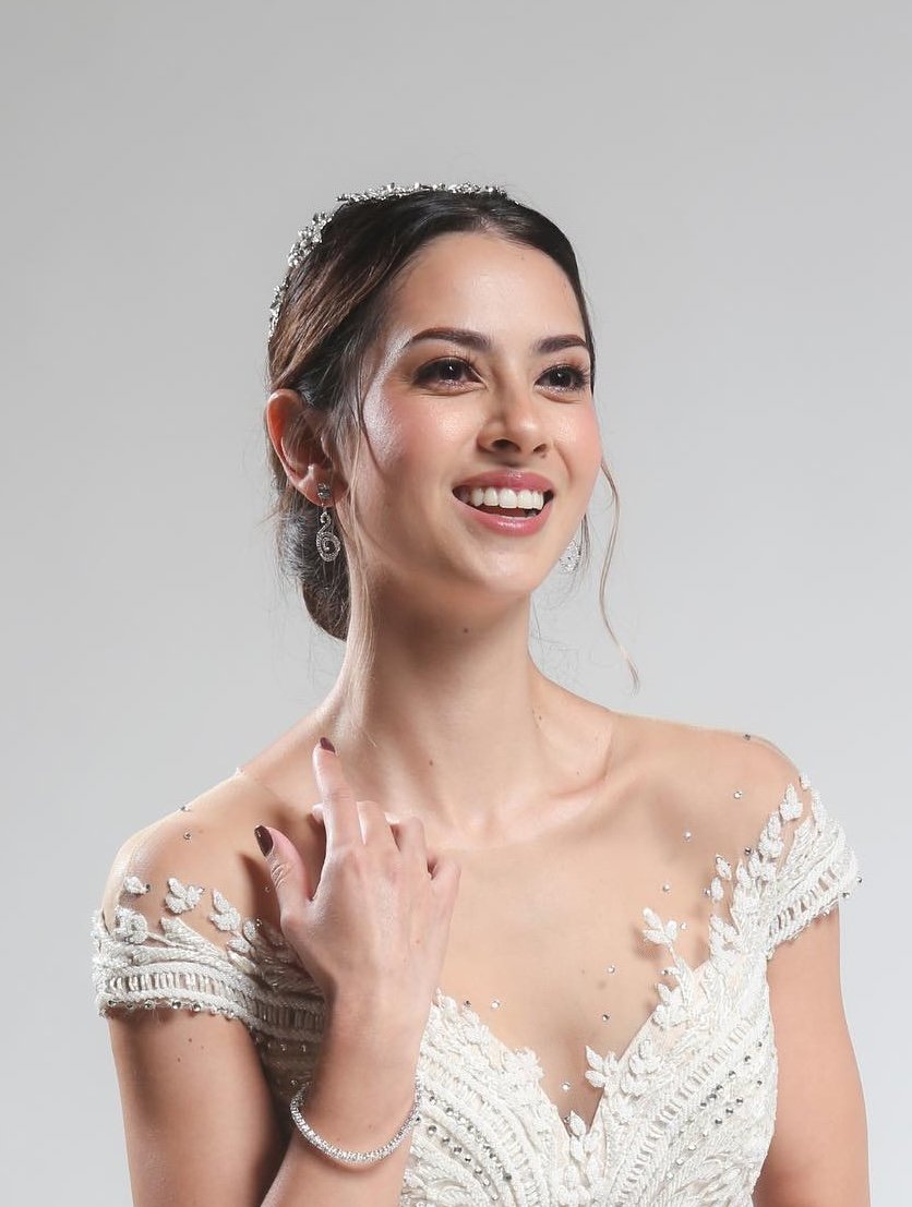 Bride with a bold red lip and sculpted, camera-ready contour.
