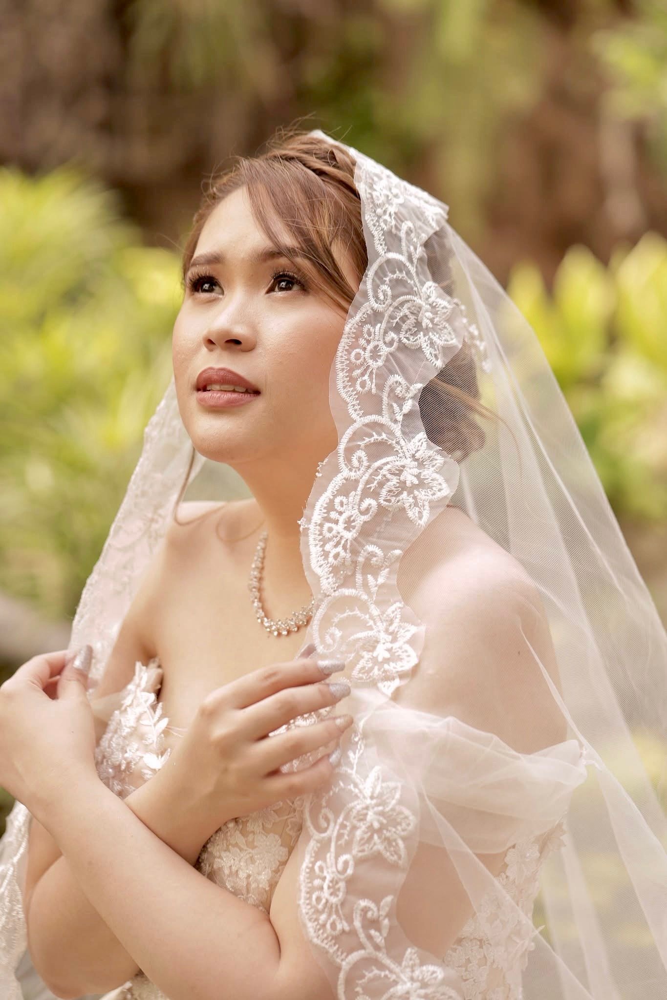 Bridal makeup look, soft and camera-ready.